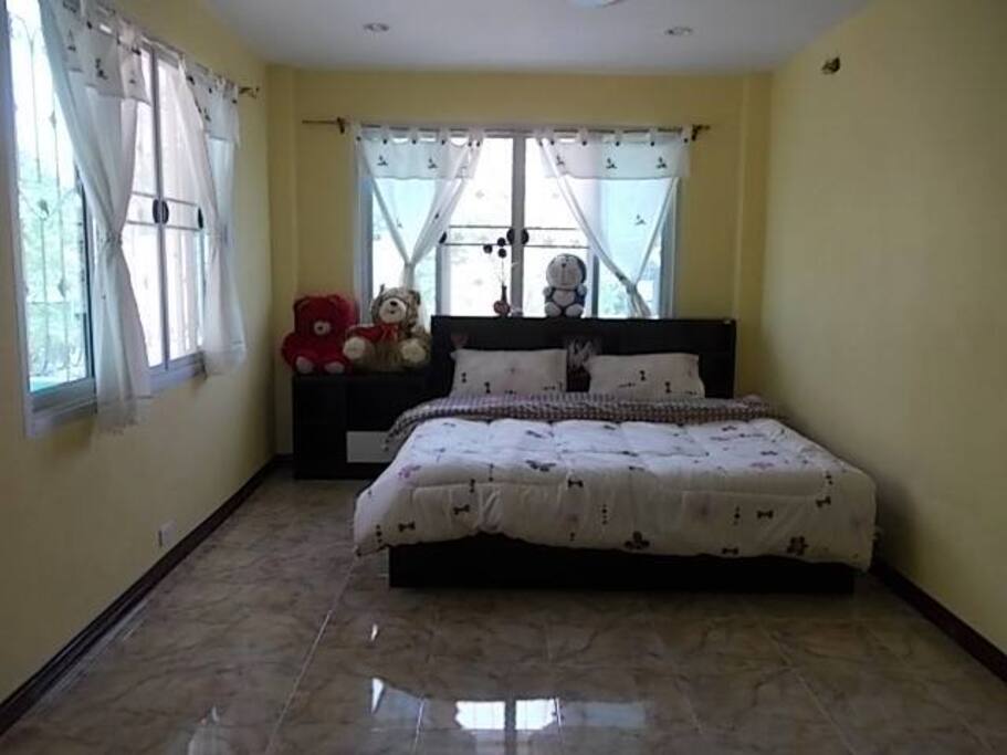 Bedroom with morning sun and afternoon breeze.