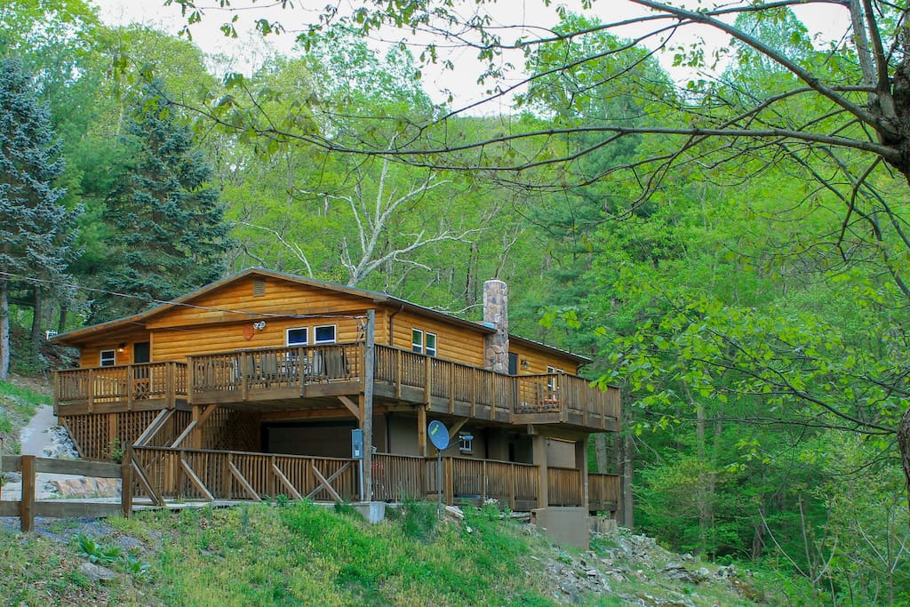 View of the cabin from the treehouse steps