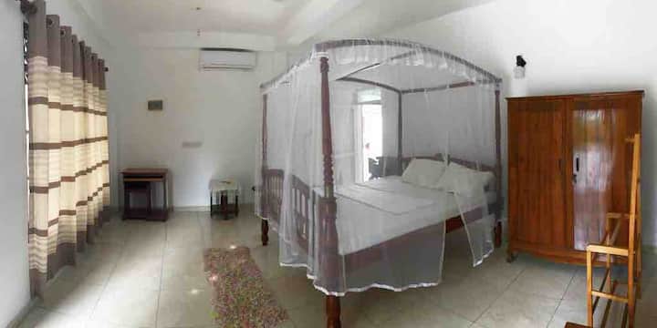 家具齐全的卧室，配有空调 