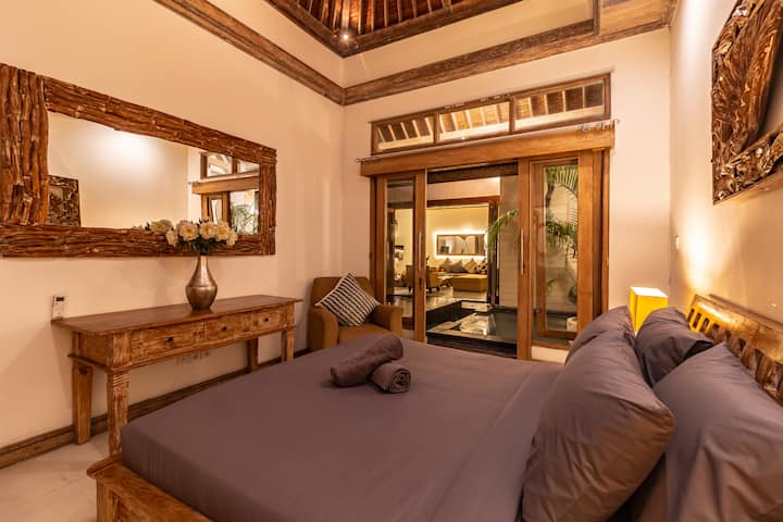 Un dormitorio elegante con vistas a la piscina y líneas limpias y elegantes.