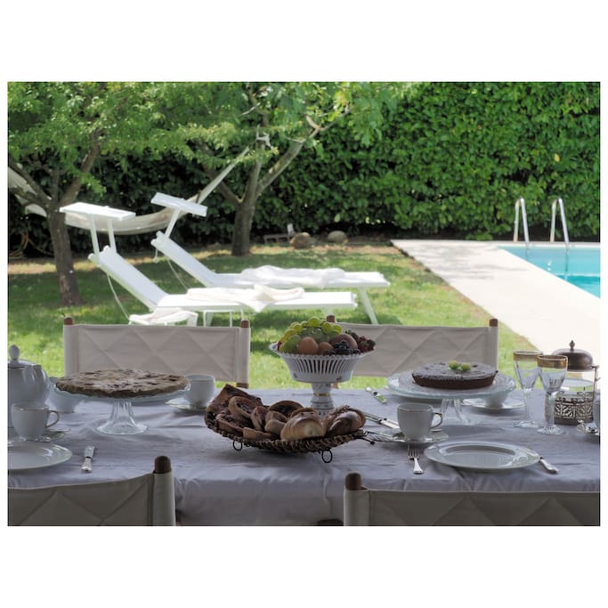 Colazione all'aperto... Dal caldo sole al fresco dell'amaca... Un tuffo in piscina!!!