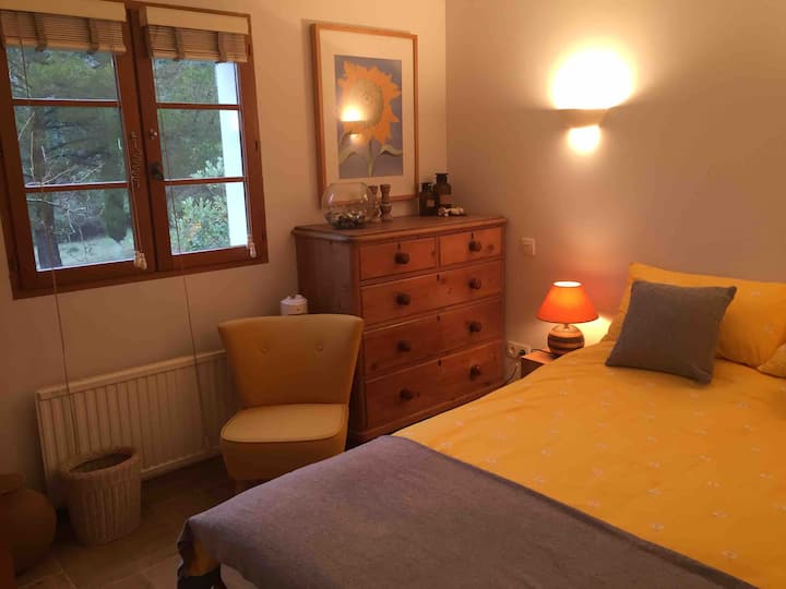 חדר שינה 3 עם מיטה זוגית ונוף מעל הגינה ו - Rock of Cagliere