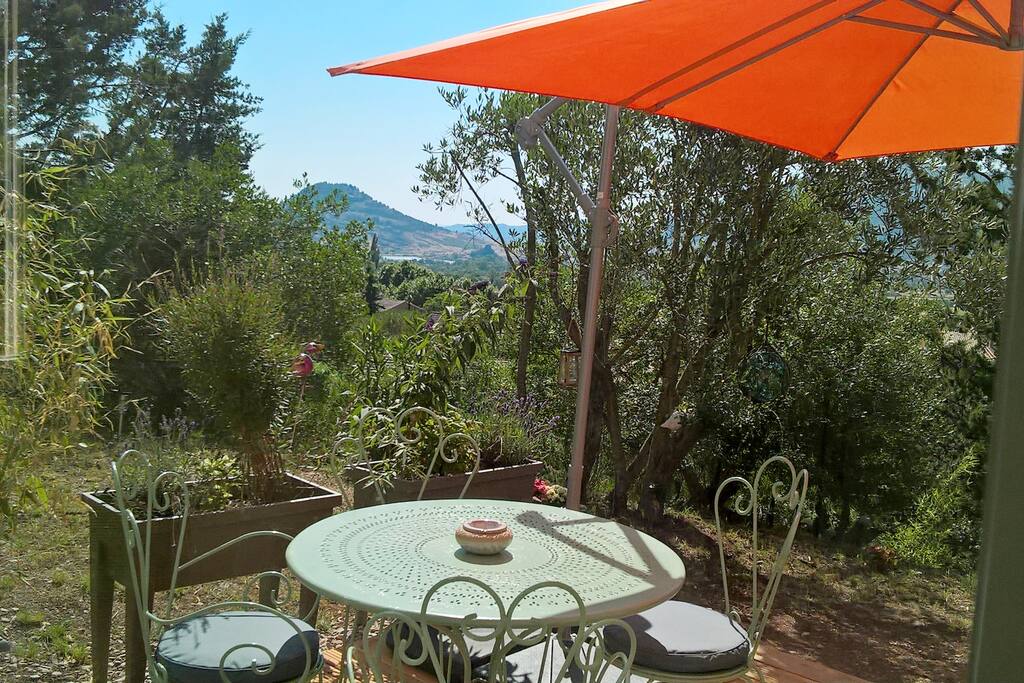 Terrasse privée dans un grand jardin arboré
