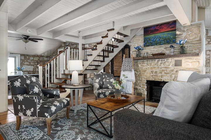Open and inviting living room w/Electric Fireplace