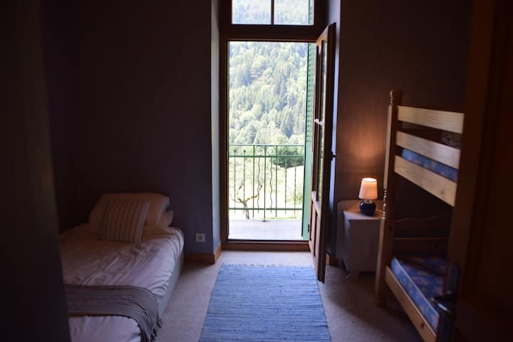 Chambre 4 : chambre du milieu au deuxième étage avec balcon et 3 lits.