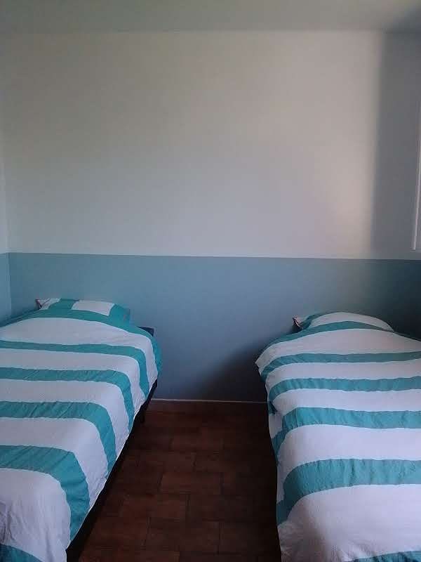 спална соба со 4  единечни кревета