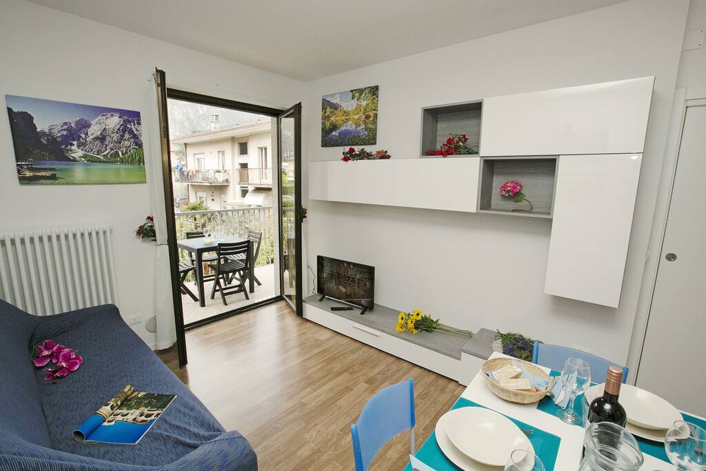 The living room with acces to the balcony