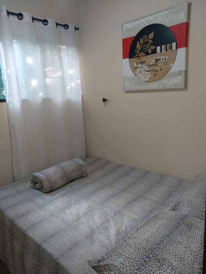 Segundo dormitorio: 1 cama doble y 1 ventilador de techo.