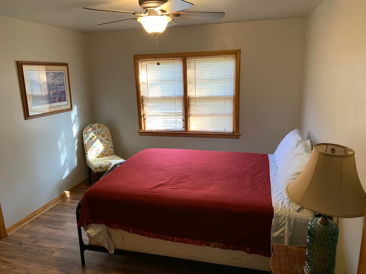 "ห้องนอนใหญ่" ติดกับห้องน้ำเต็มรูปแบบชั้นบนเตียงควีนไซส์