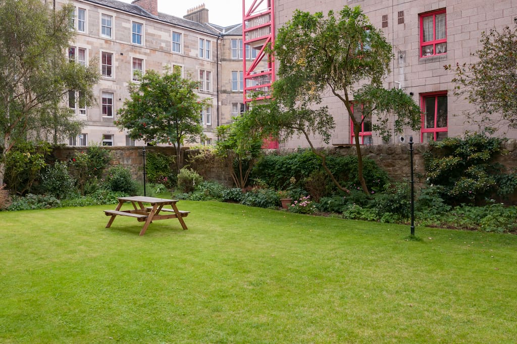 Peaceful mature rear garden for relaxing
