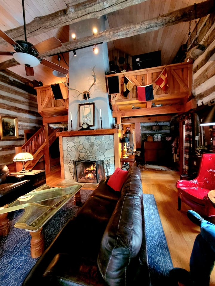 Cheerful, Spacious, Mountain Home -Sleeps 7 - Banner Elk, NC