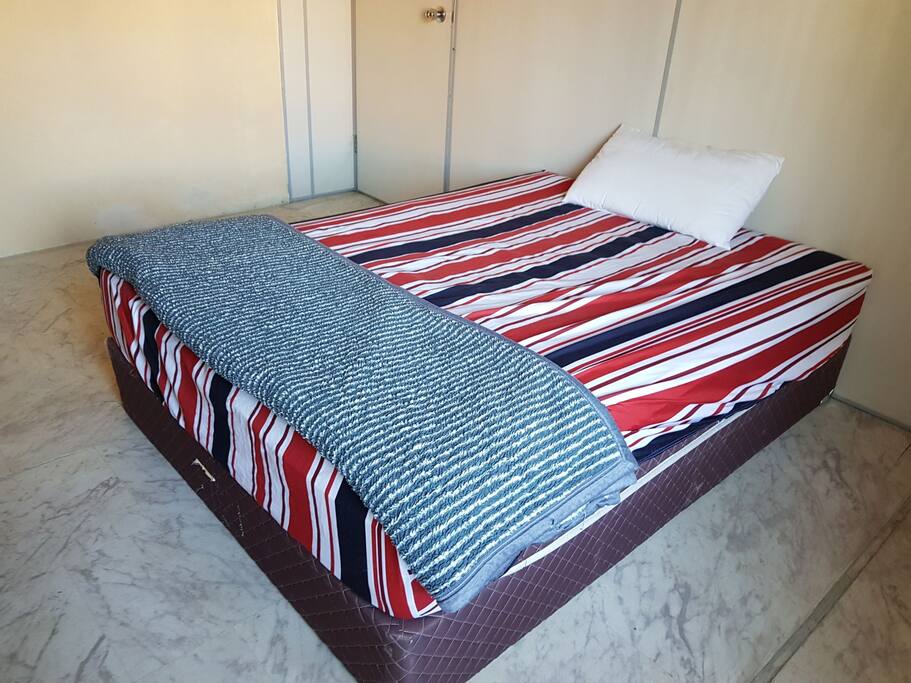 quarto sozinho com cama de casal