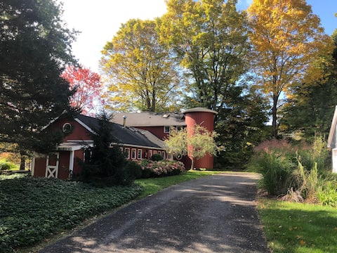 Chic comfy barn on 6 acres - all season retreat