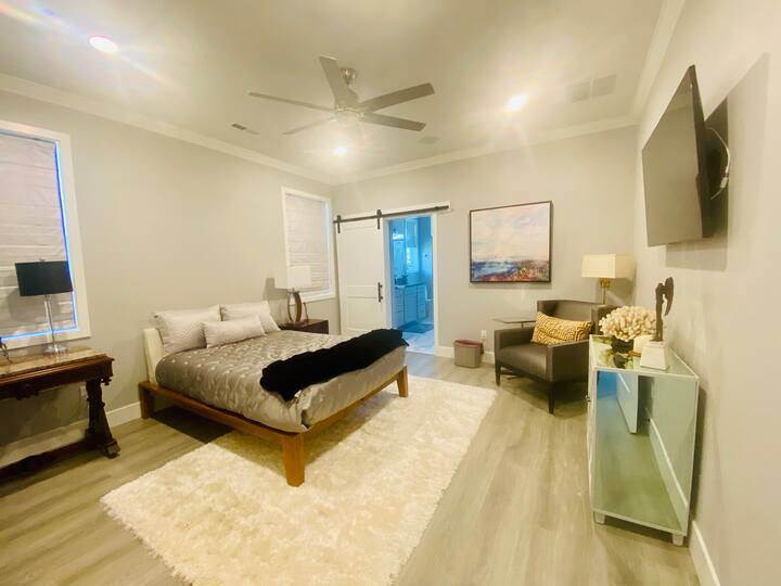 The master suite has full size bed, its own bathroom and walk in closet with netflix, amazon prime on a 50¨ samsung tv.

There are no stairs or steps to access the room and the driveway is flat.