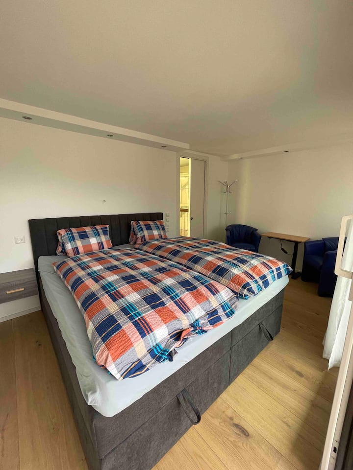 Dormitorio grande con cama de somier 180 x 200