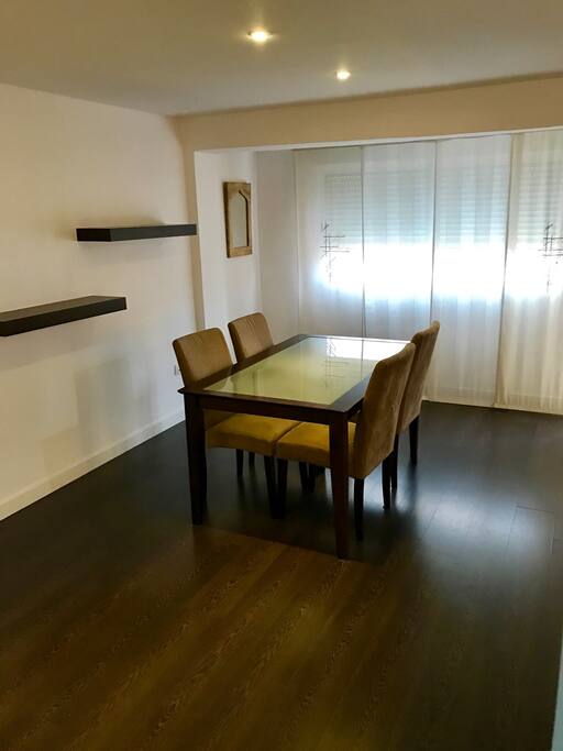 Mesa principal en el salón con cuatros sillas.
main table in the lounge with four chairs.