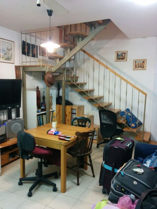 Leaving room with stairs to the bedroom