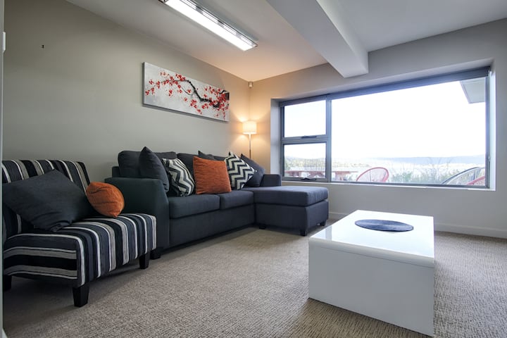 Კომფორტული გასაშლელი დივანი დამატებითი სტუმრებისთვის ან ბავშვებისთვის