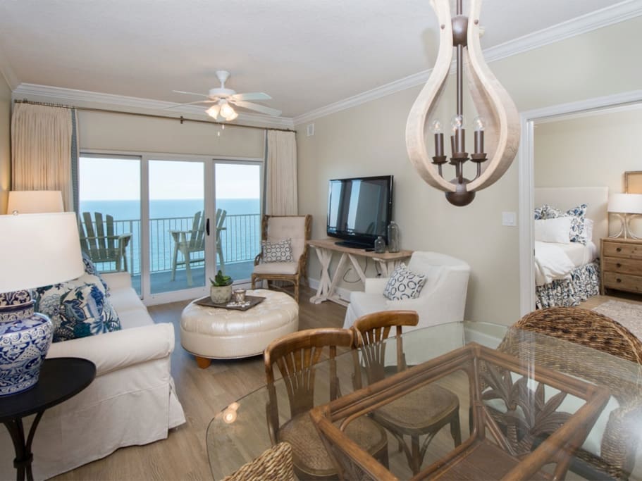 Living room with access to spectacular balcony views.