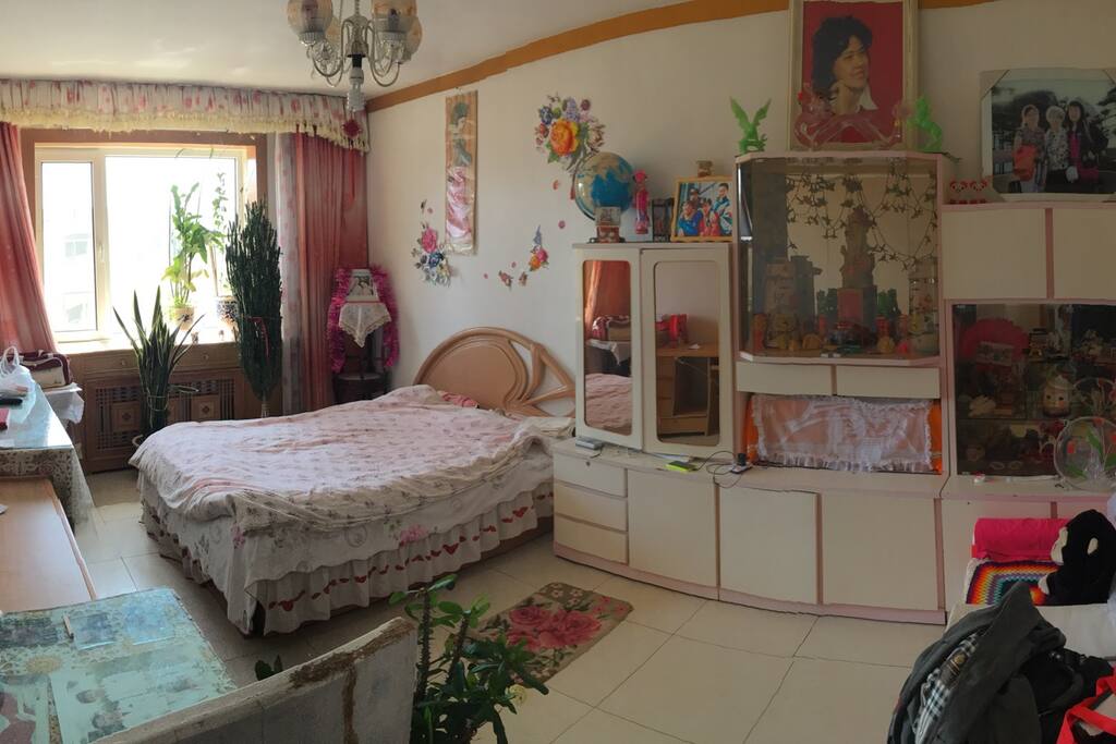 Bedroom 1, with desk x2, sofa x2, about 20㎡