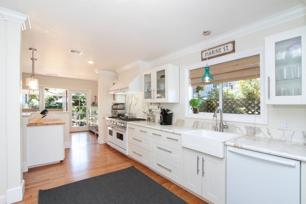 Spacious kitchen. Viking appliances