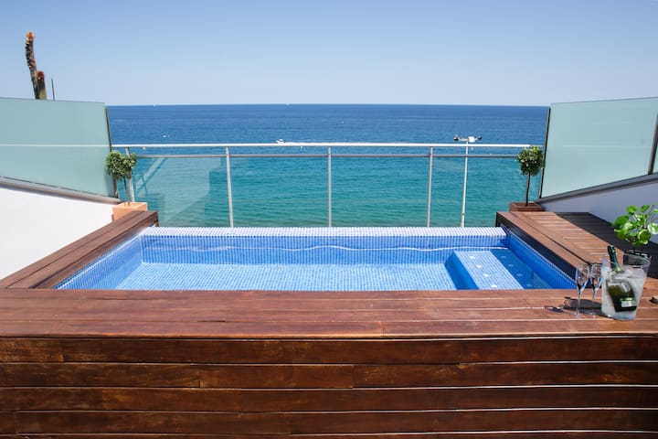 Luxury apartment in front of the sea