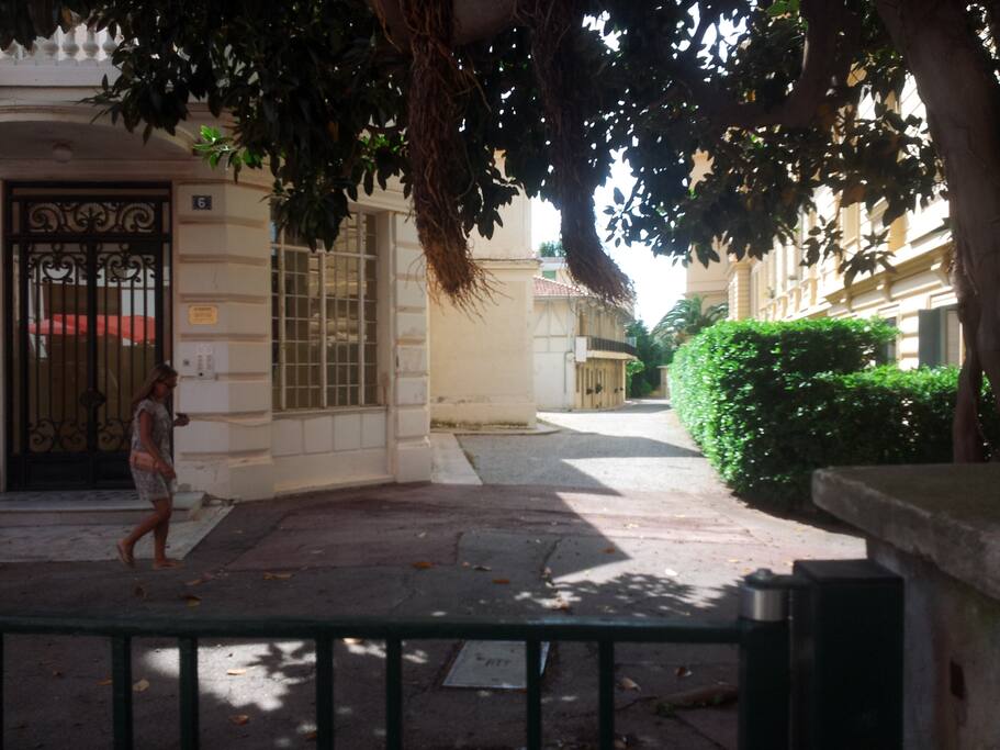 Petit batiment au calme au fond où se trouve la studette