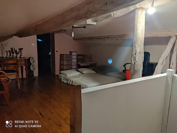 مسكن علوي ، غرفة علوية ، غرف 1
1 مرتبة 140 سم
1 مرتبة 90 سم