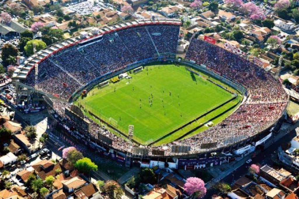 Estadio de los Defensores del Chaco. Muy próximo a la casa, accesible para la visita al museo del mismo.
