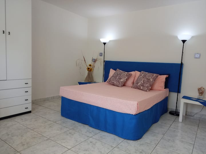 Queen bed in main bedroom 