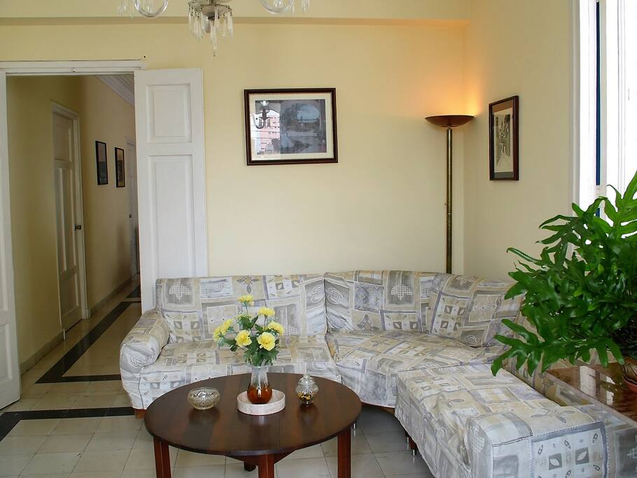 Bienvenid@ a mi apartamento. Es un lugar tranquilo, a 100m de la Calle Línea, avenida del arte habanero.