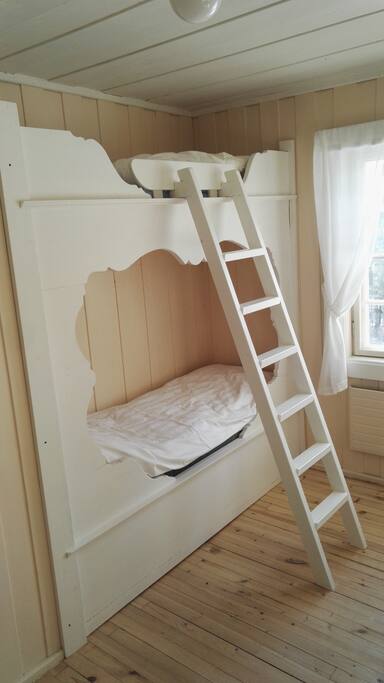 Peach bedroom with a short bunk bed - Habitación rosa con litera corta - Chambre de couleur pêche avec couchette