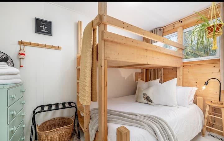 Dormitorio secundario con una cama de tamaño completo debajo y una cama individual en la parte superior