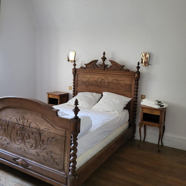 غرفة نوم مع قلعة باللون البيج والأبيض، مع خزانة.
سرير مزدوج.
إطلالات على الحديقة.