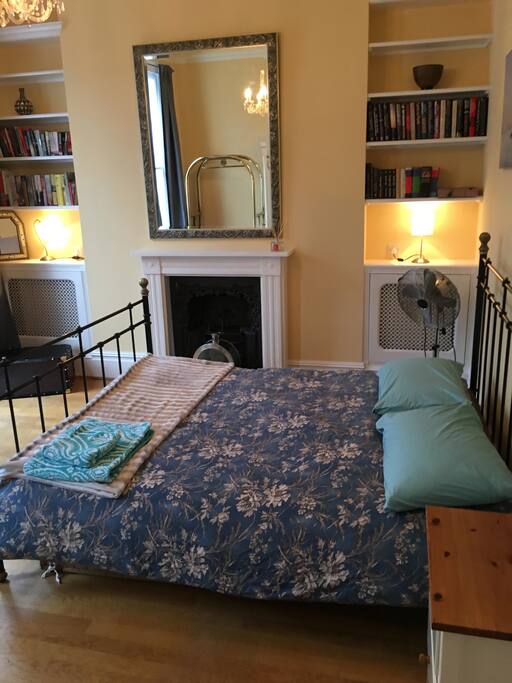 Two guests can comfortably stay here