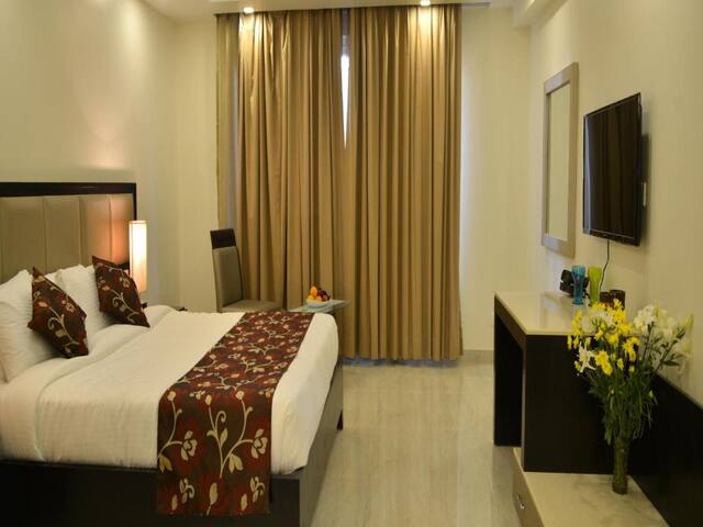 King suite with pool view