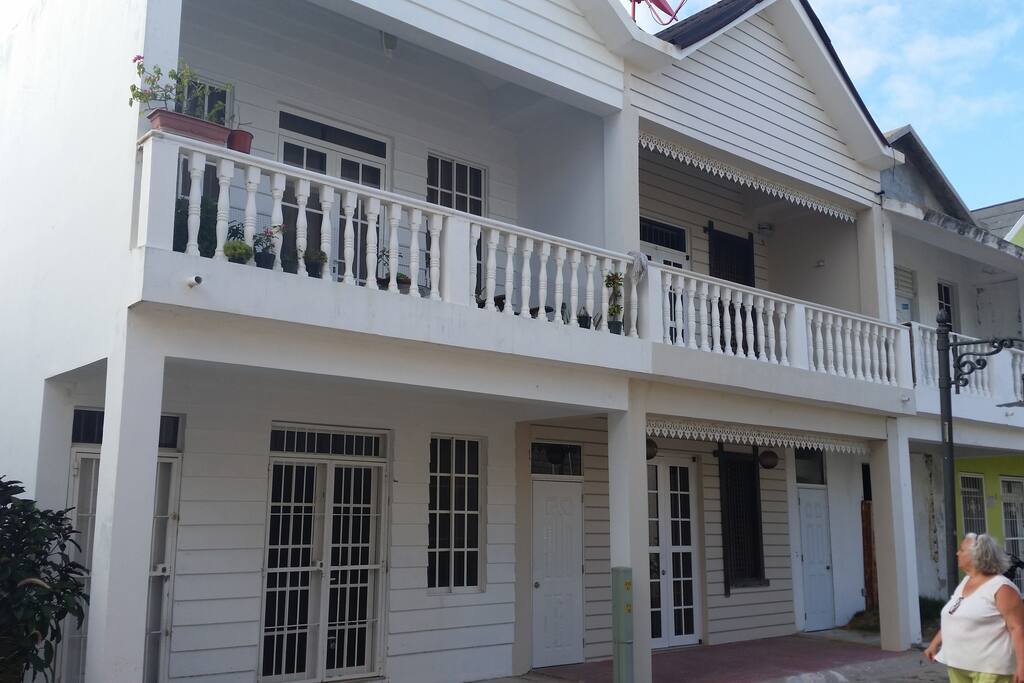 Nice condo. Colonial style!