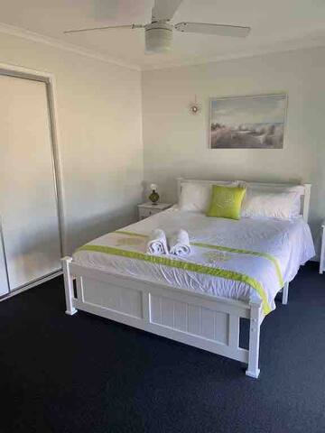 Spacious beach house in beautiful Dicky Beach gallery image 3