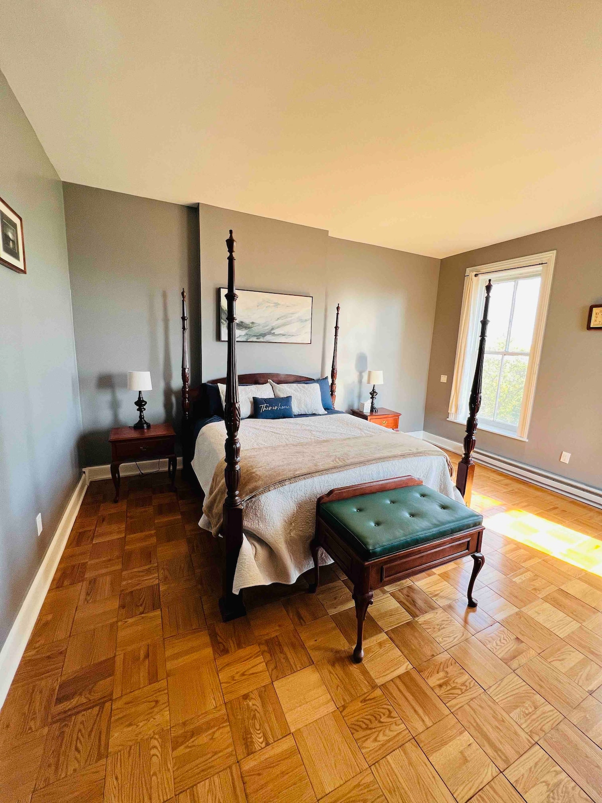 Chumba cha kulala kisicho na mparaganyo, chenye nafasi kubwa
