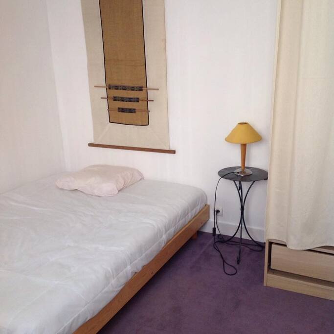 Chambre 1 : chambre avec moquette, lit double et dressing.
