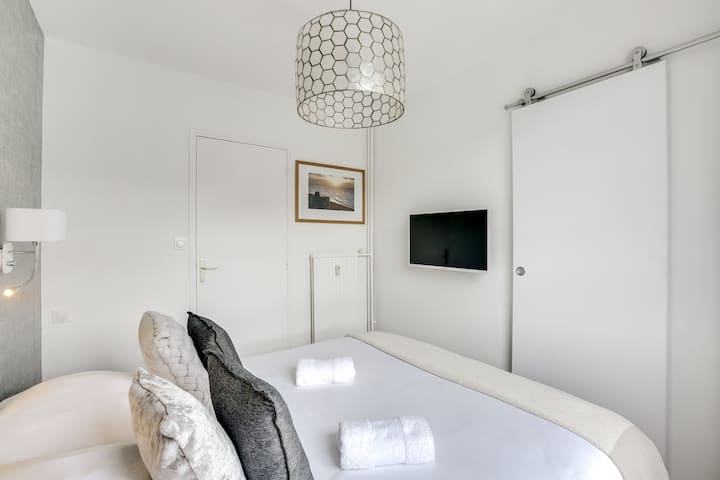 Спалня 1 със съблекалня и телевизор