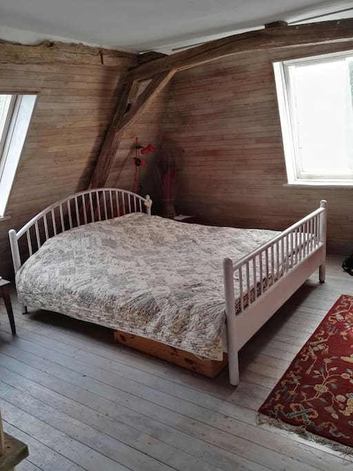 La chambre avec son lit queen size, une petite salle de bain privée (lavabo et wc) est attenante.