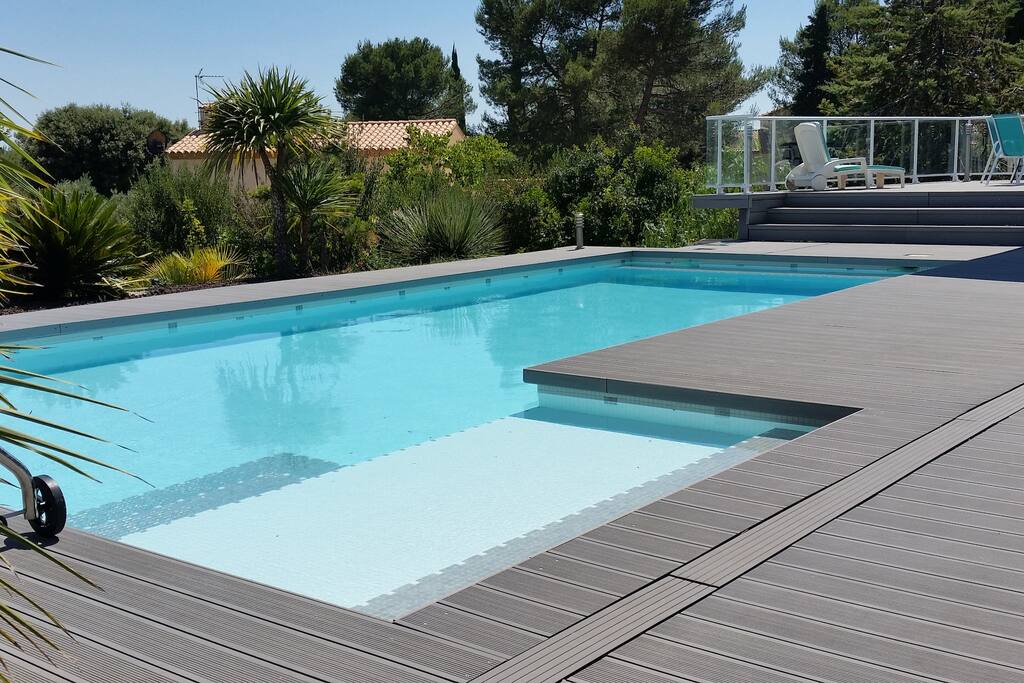 Espace piscine à l'abris de tous les regards.