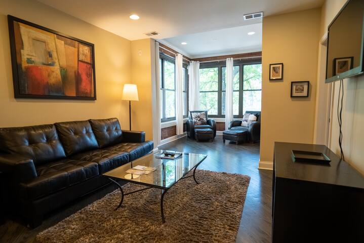Trendy Roscoe Village 3BR/2BR walk to shops