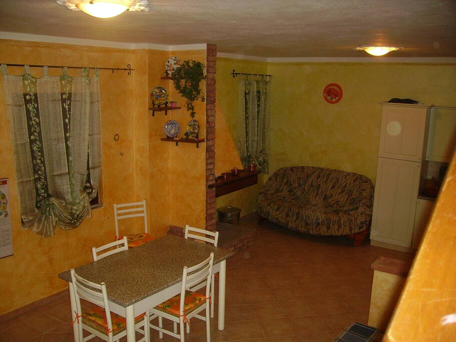 ampia sala con divano letto