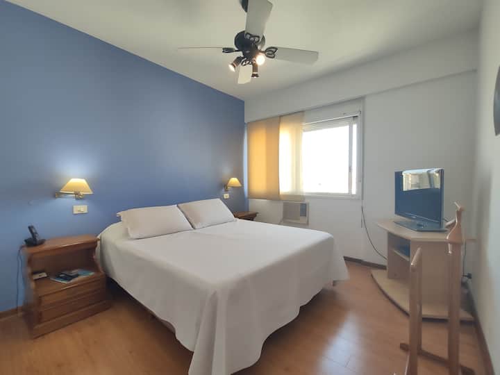 غرفة نوم رئيسية مع مكيف هواء - تلفزيون LED