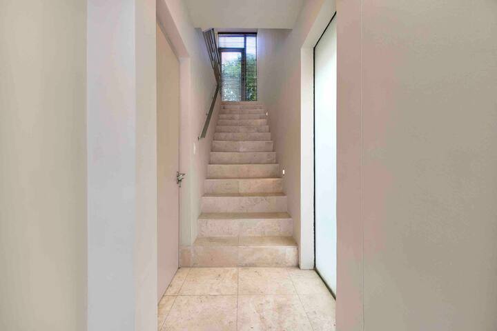 Fresnaye Luxury Home gallery image 3