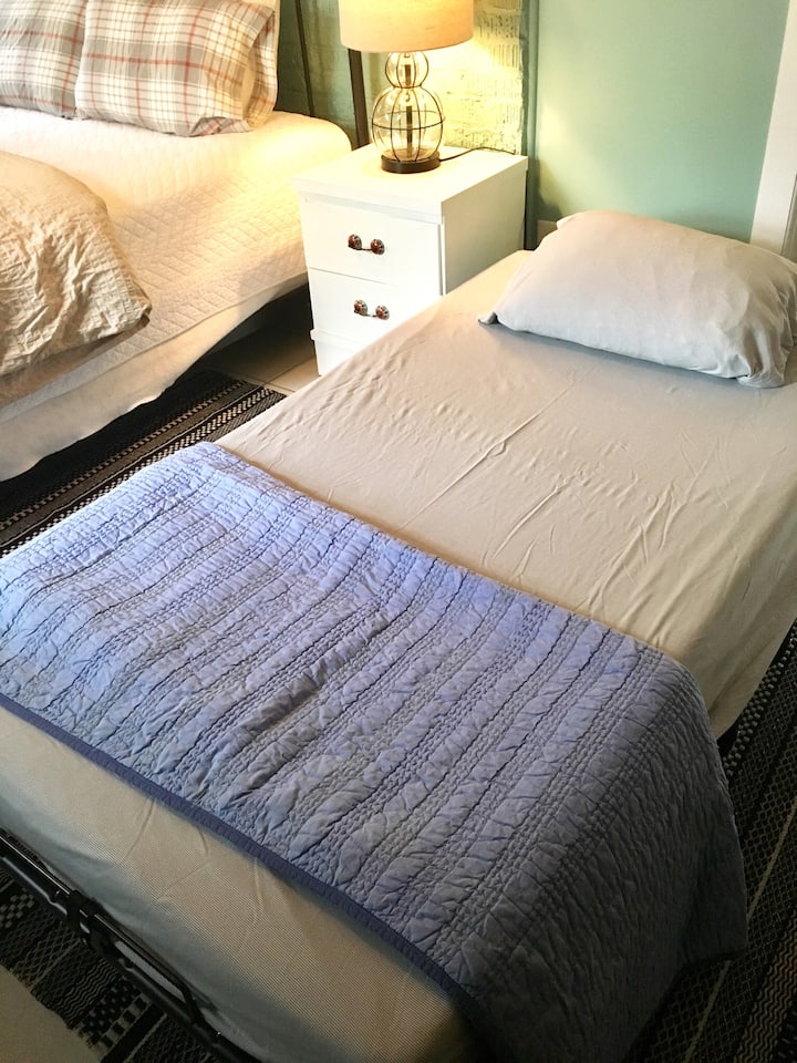 Dostupan je dječji krevetić na rasklapanje (dvostruka veličina). 