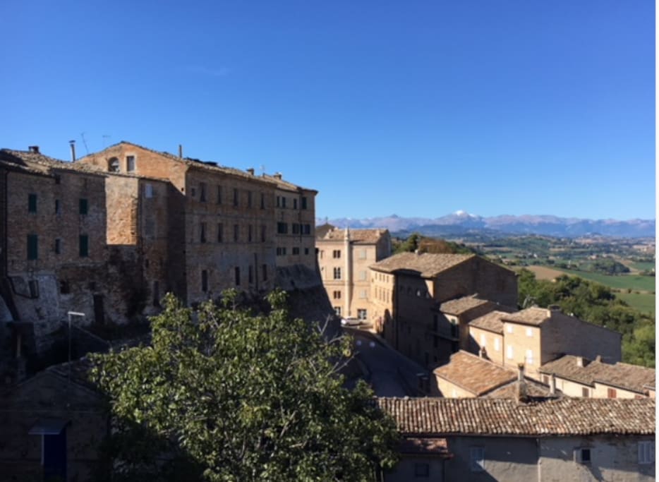 Blick vom Balkon auf die Altstadt mit Theater