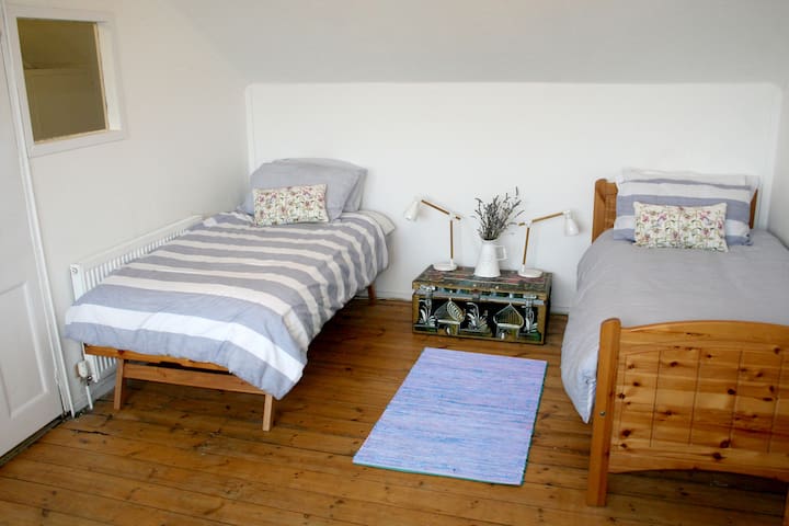 Bright spacious room with twin beds